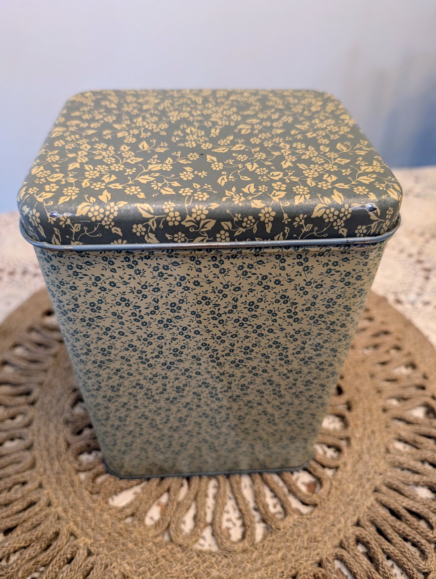 Potpourri Press Canister with Lid