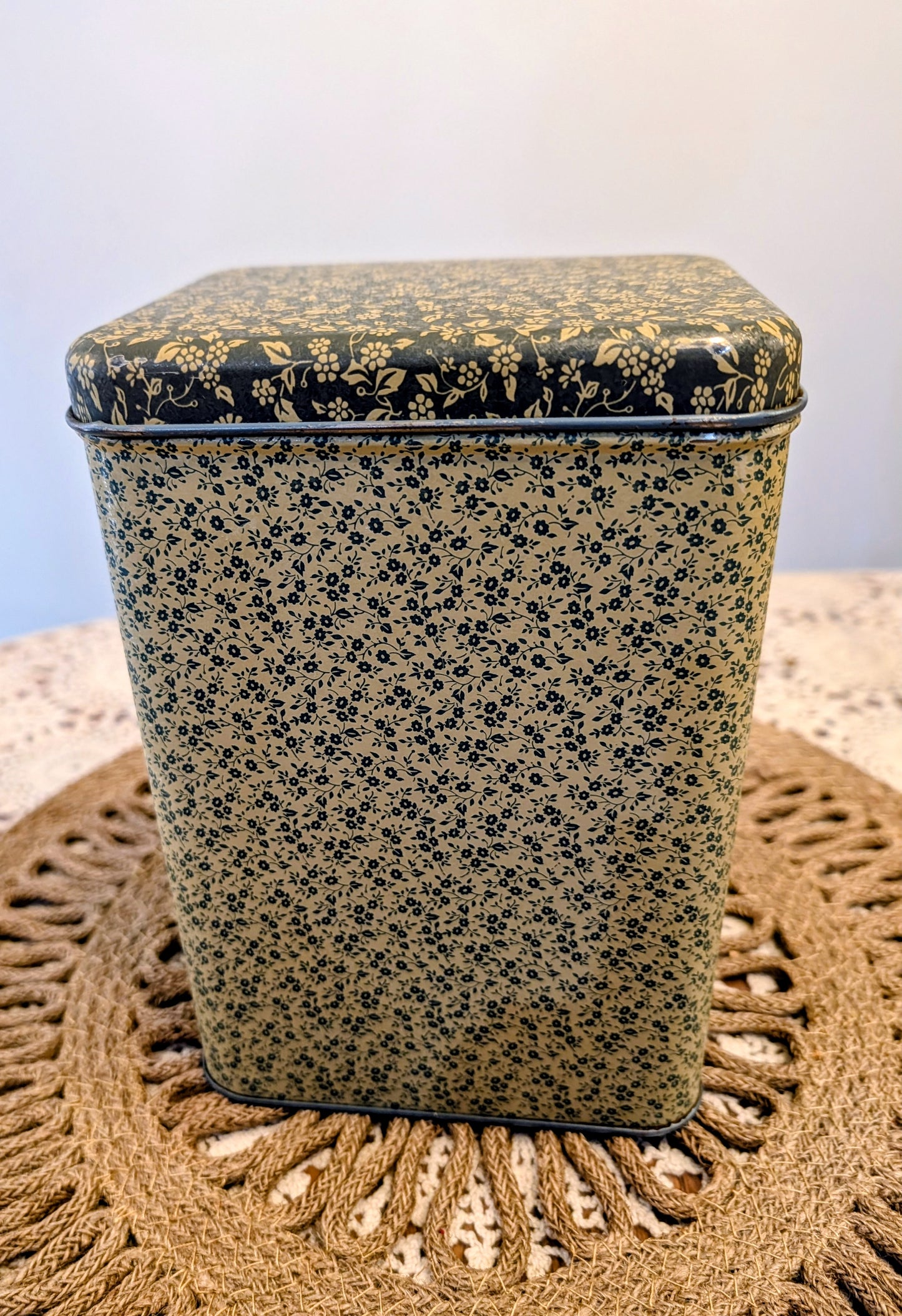 Potpourri Press Canister with Lid